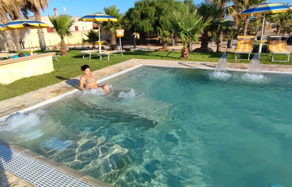 piscina idromassaggio modella