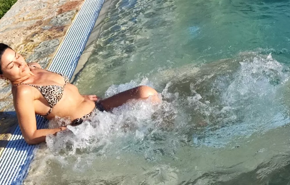 modella piscina idormassaggio