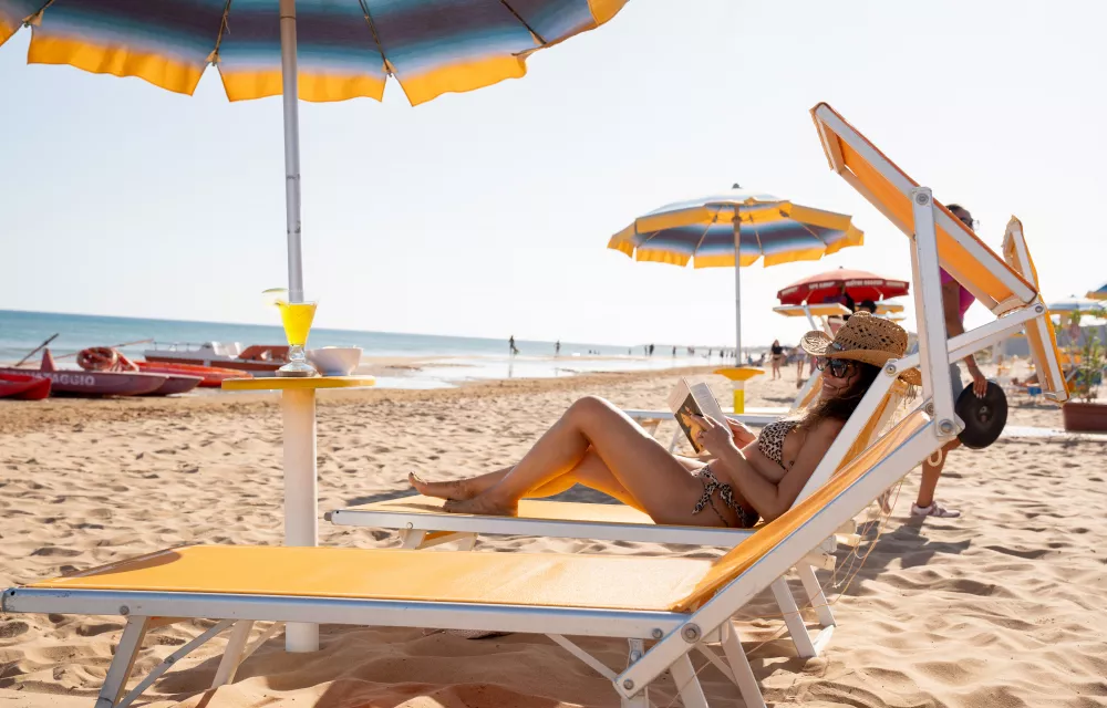 lettino modella spiaggia