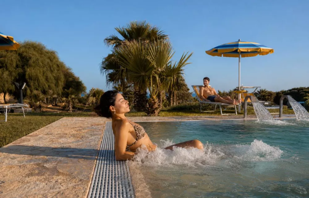 modella coppia piscina