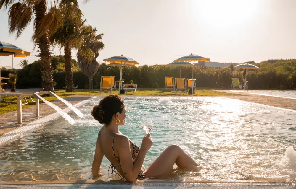 modella piscina tramonto1