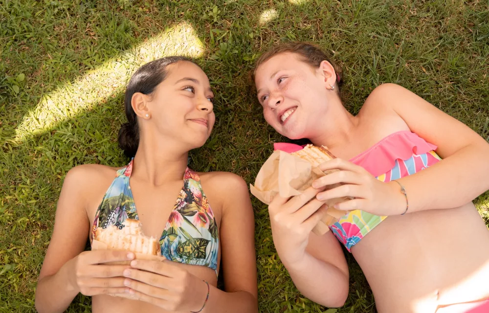 ragazze sdraiate prato