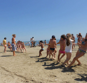 spiaggia bambini tiro alla fune