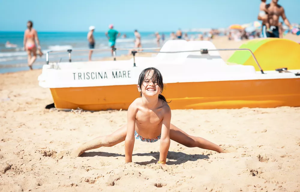 Bambina pedalò dietro