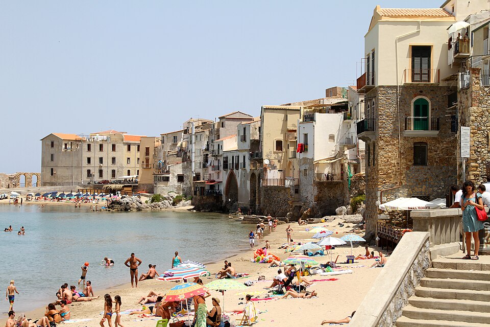 cefalu la spiaggia verso nord con le case dell antico borgo panoramio