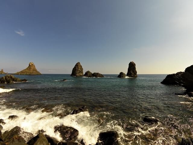 faraglioni acitrezza mare sicilia