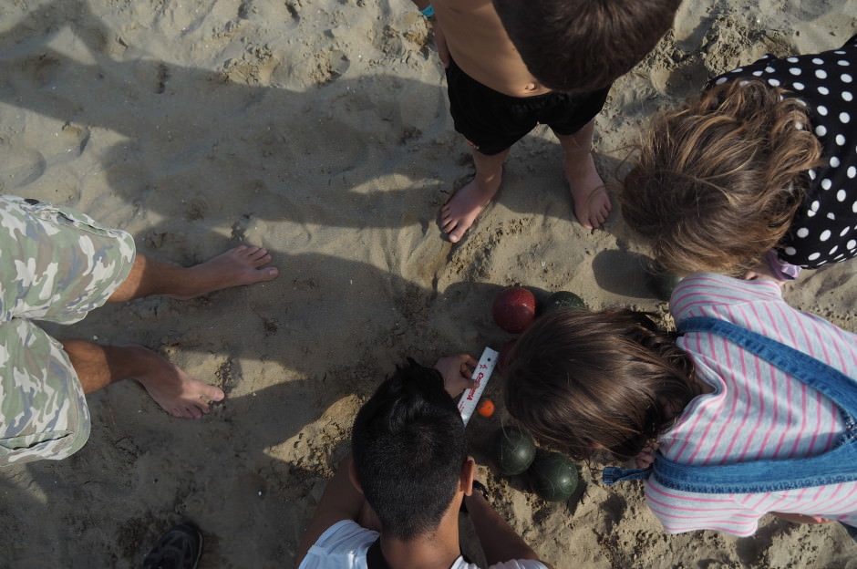 giocare a bocce spiaggia bambini