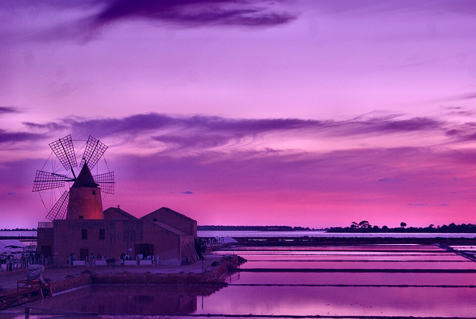 scorcio di un mulino nella riserva naturale delle saline in territorio di marsala