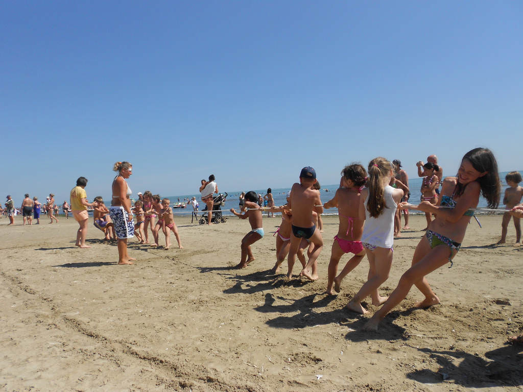 spiaggia bambini tiro alla fune