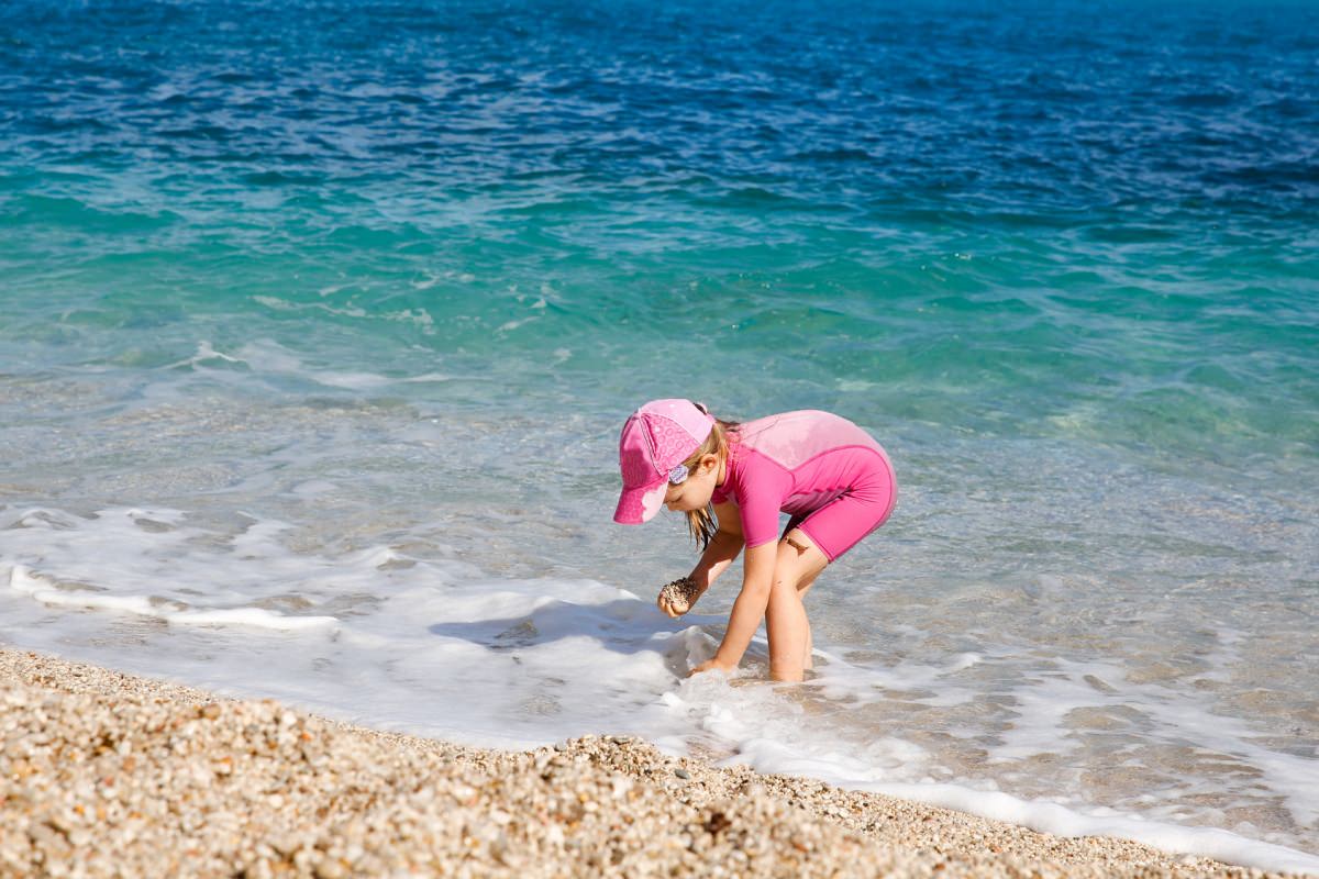 spiaggia cercare conchiglie bambini